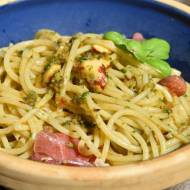 Spaghetti z pesto bazyliowo- pomidorowym, migdałami
