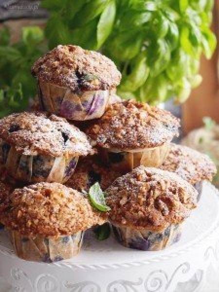 Muffiny jagodowe z kruszonką orzechową / Blueberry muffins with walnut streusel