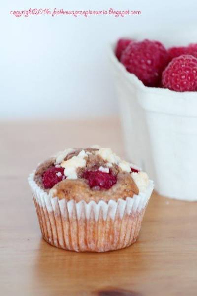 Muffiny z owocami, kawałkami czekolady i kokosową kruszonką