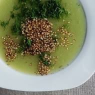 Dietetyczna zupa z zielonych ogórków z prażonymi płatkami quinoa i koperkiem