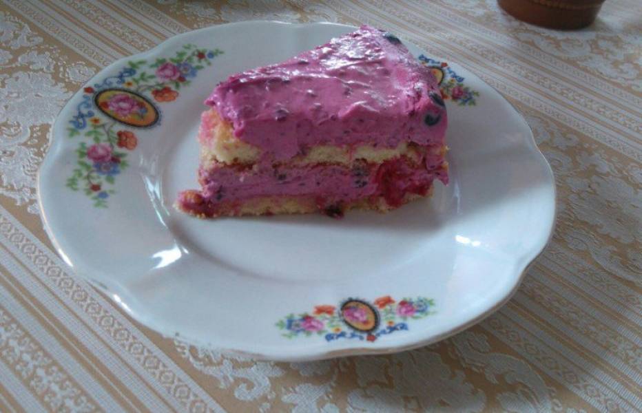 Błyskawiczne ciasto biszkoptowe z kremem porzeczkowym – bez pieczenia