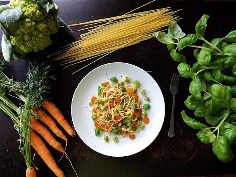 Spaghetti z karmelizowaną marchewką i zielonym kalafiorem
