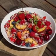 Owoce lata z kolorową quinoa z syropem cytrusowo-miodowym