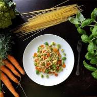 Spaghetti z karmelizowaną marchewką i zielonym kalafiorem