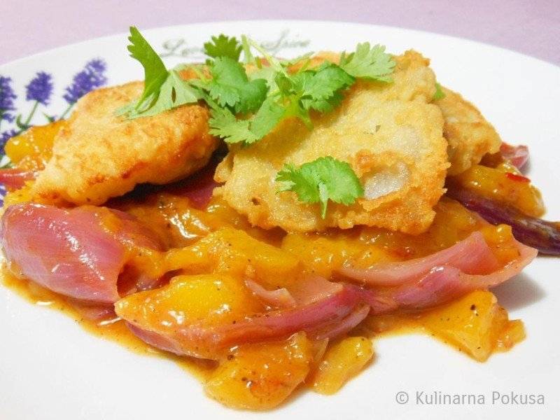 Smażona ryba z sosem z mango i sambalu