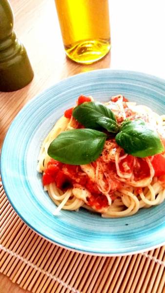 Spaghetti pomidorowe z czosnkiem i mozzarellą