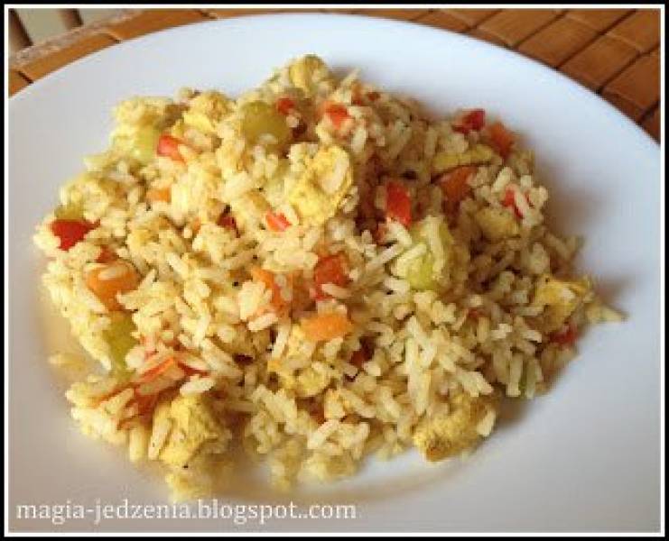 Ryż curry z kurczakiem i warzywami.