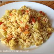 Ryż curry z kurczakiem i warzywami.