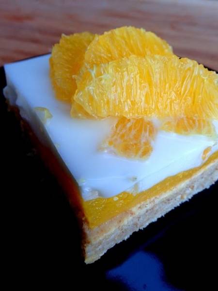 Niskokaloryczne, niskotłuszczowe ciasto pomarańczowo – kokosowe – idealne na gorące dni.