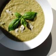 Zupa krem z brokuła, cukinii i sera Gorgonzola ze świeżą bazylią