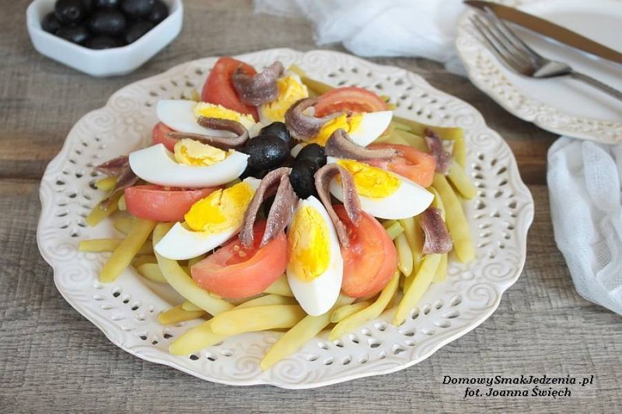 fasolka szparagowa z jajkiem, pomidorem i anchois