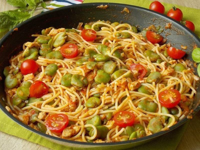 Kukurydziane spaghetti w sosie pomidorowym z bobem