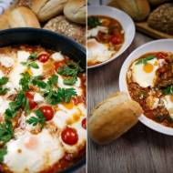Jajka, ziemniaki, szpinak i kozi ser – zapiekane w pikantnym pomidorowo-paprykowym sosie