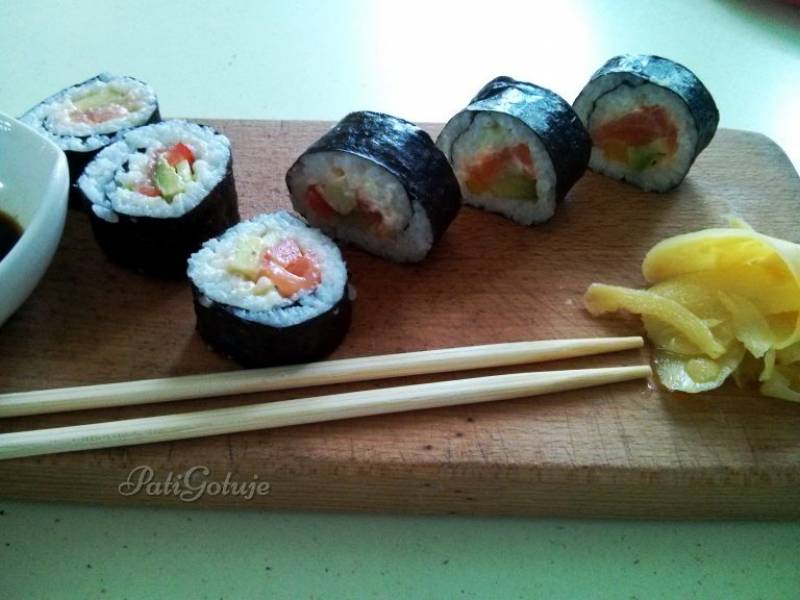 Sushi futomaki z wędzonym łososiem, warzywami i serkiem śmietankowym