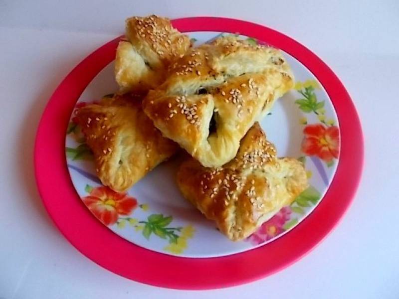 Ciasto francuskie  z kaszanką i jabłkiem.