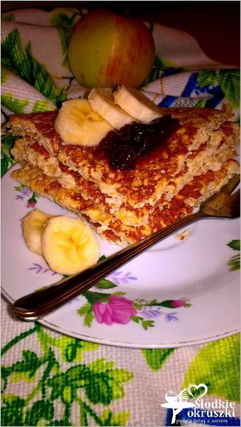 Otrębowy omlet jabłkowy. Zdrowy omlet z jabłkiem bez mąki i cukru.