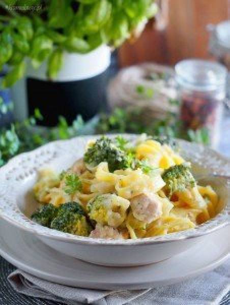 Lekki makaron z kurczakiem i brokułami / Light chicken and broccoli pasta