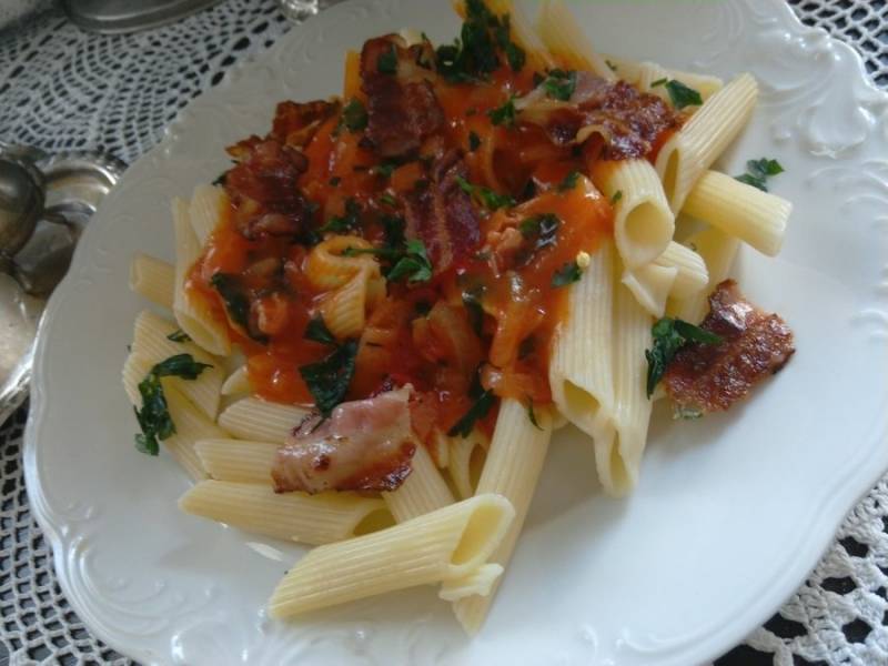 PENNE Z BEKONEM I PAPRYCZKĄ CHILI