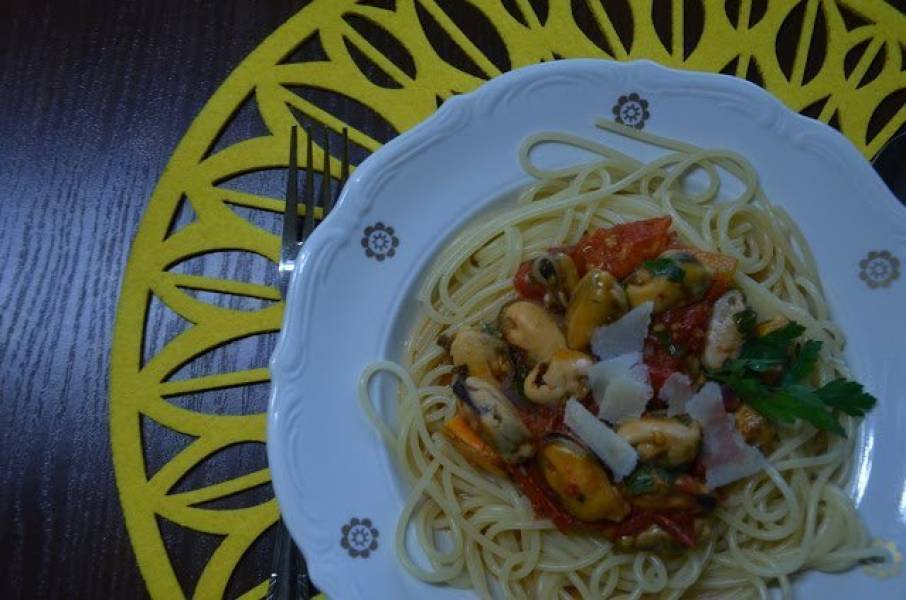 Spaghetti z mulami w białym winie i pomidorach