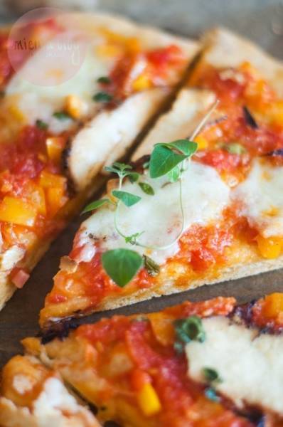 Pizza z pomidorami malinowymi, papryką i wędzonym serem