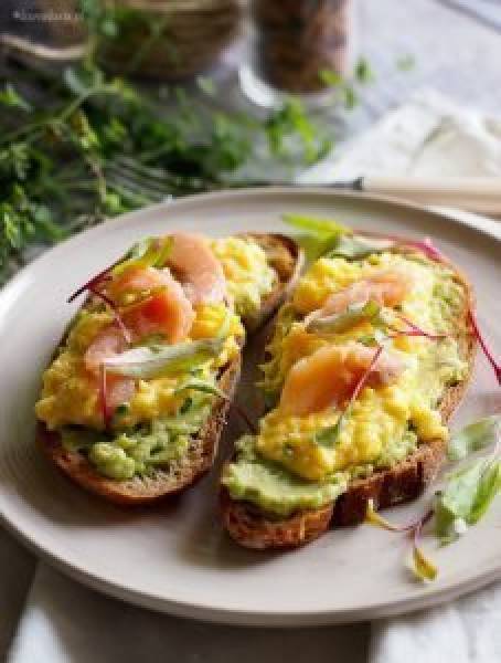 Tosty z awokado, jajecznicą i wędzonym łososiem / Scrambled eggs, avocado and smoked salmon on toast