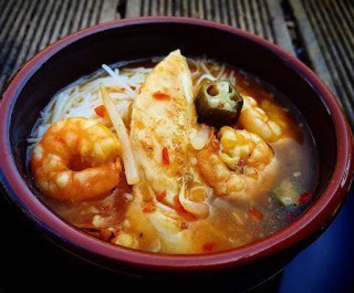 Pikantna zupa Thai z kewetką i polędwiczką kurczęcą