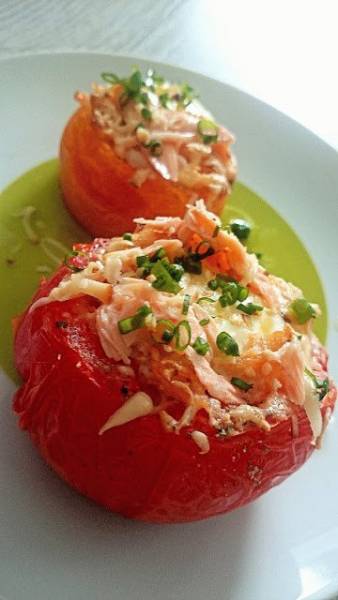 jajka zapiekane z pomidorach z łososiem i serem wędzonym