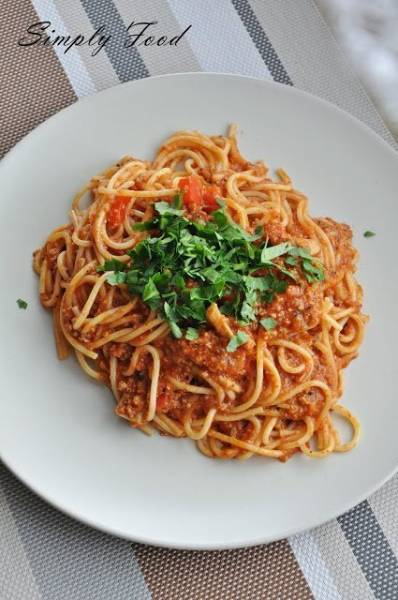 Makaron a'la spaghetti bolognese