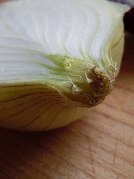 Jak nie płakać przy krojeniu cebuli? 5 sprawdzonych sposobów