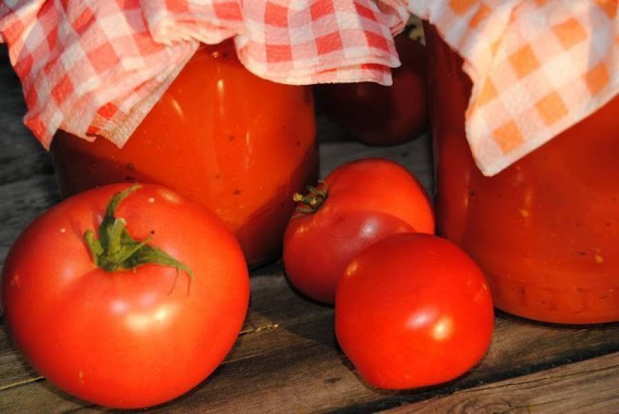 Domowy sok pomidorowy; domowy koncentrat pomidorowy (przecier pomidorowy)