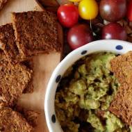 Bezglutenowe, błonnikowe krakersy z quinoą i guacamole