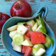 Letnia sałatka z jabłek ogórków i arbuza