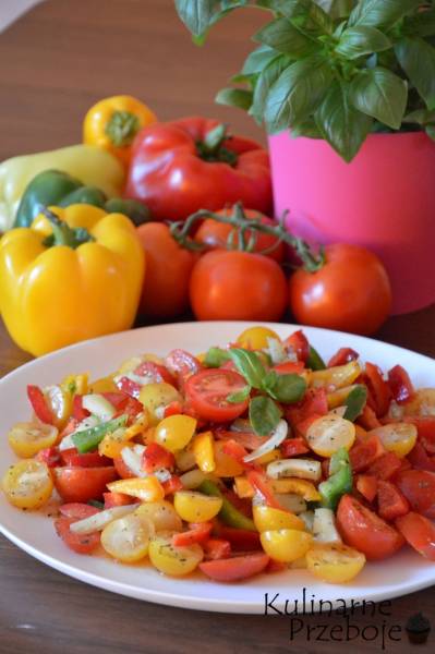 Prosta sałatka paprykowo – pomidorowa do grilla i nie tylko