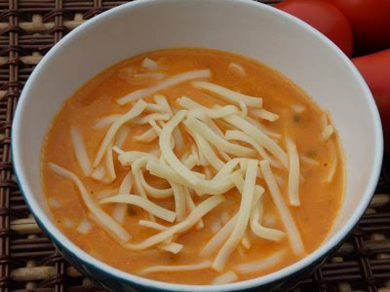Zupa pomidorowa ze świeżych pomidorów z dodatkiem serka mascarpone