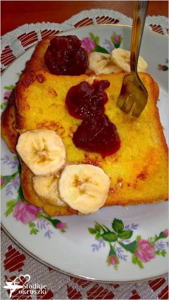 Szybkie, słodkie śniadanie. Francuskie tosty z dżemem i bananem.