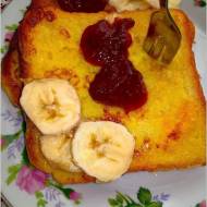 Szybkie, słodkie śniadanie. Francuskie tosty z dżemem i bananem.