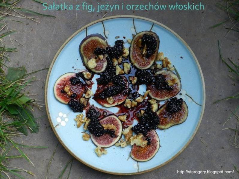 Sałatka z fig, jeżyn i orzechów włoskich