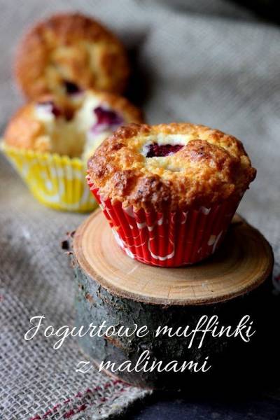 Jogurtowe muffinki z malinami