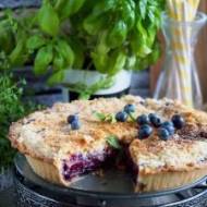 Kremowa tarta z wiśniami i jagodami z kruszonką / Cherry and blueberry cream tart with streusel
