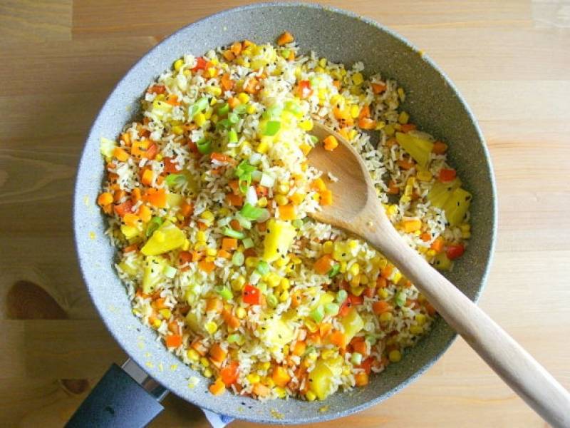 Ryż smażony z marchewką, kukurydzą, papryką i ananasem