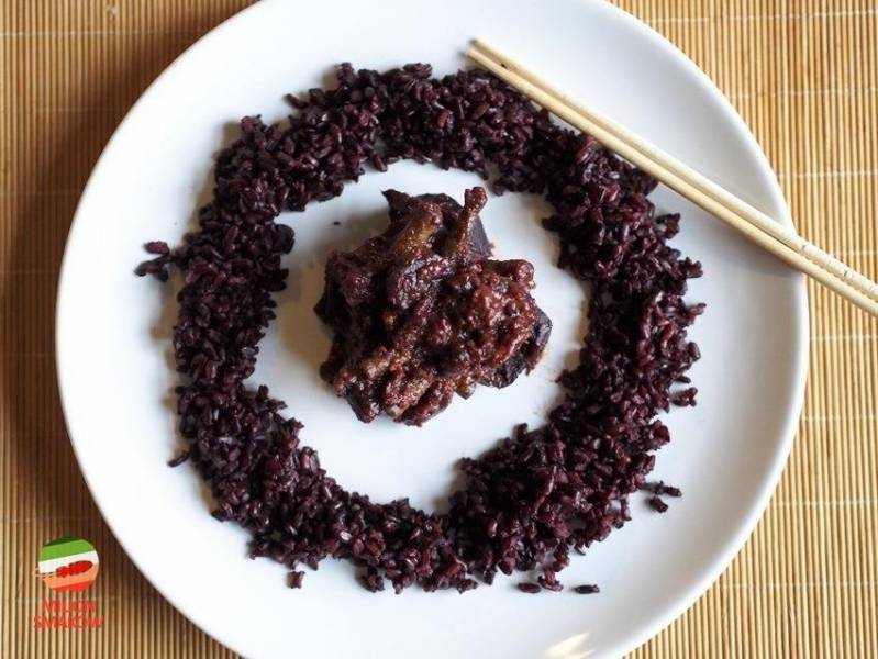 Czarna potrawka z czarnym ryżem