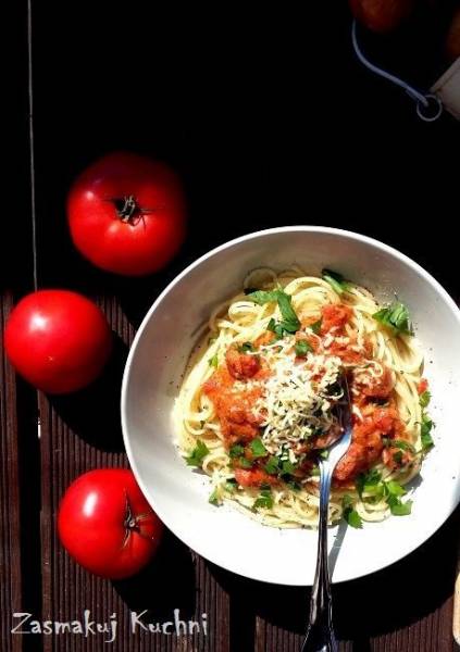 Spaghetti pomidorowe z serem feta i pietruszką