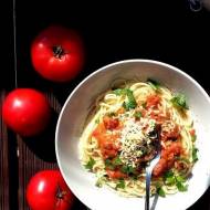 Spaghetti pomidorowe z serem feta i pietruszką