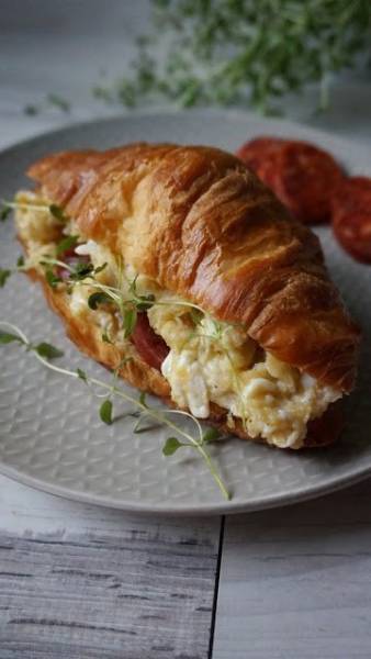 Croissant z jajecznicą i chorizo