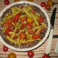 Fasolka szparagowa z parówką i pomidorkami
