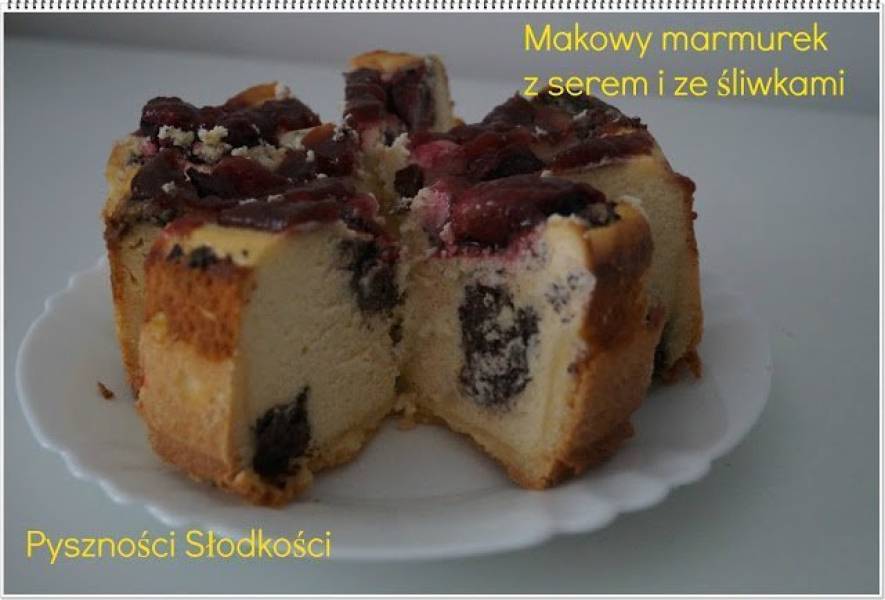 Makowy marmurek z serem i śliwkami