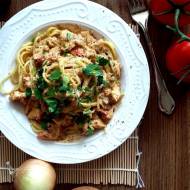 Spaghetti z kurczakiem w ziołowym mascarpone i pomidorach