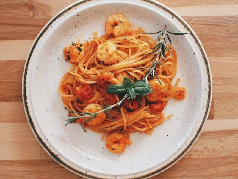 Spaghetti z krewetkami i pomidorami