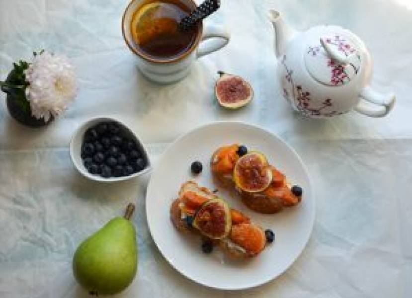 Pyszne śniadanie na niedzielę – słodka chałka z kozim serem, morelami i figą