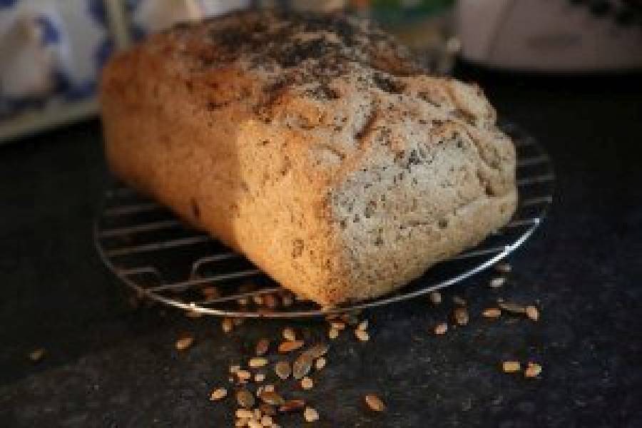 Chleb razowy z ziarnami pieczony w piekarniku